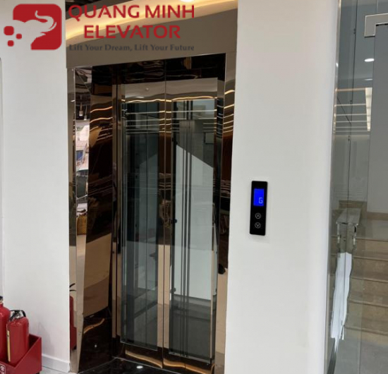 thang máy kính trong nhà