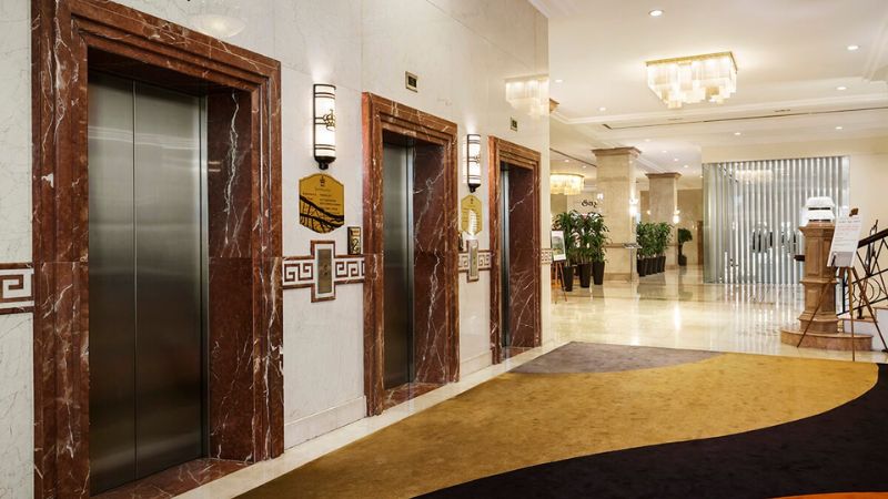 thang máy khách sạn