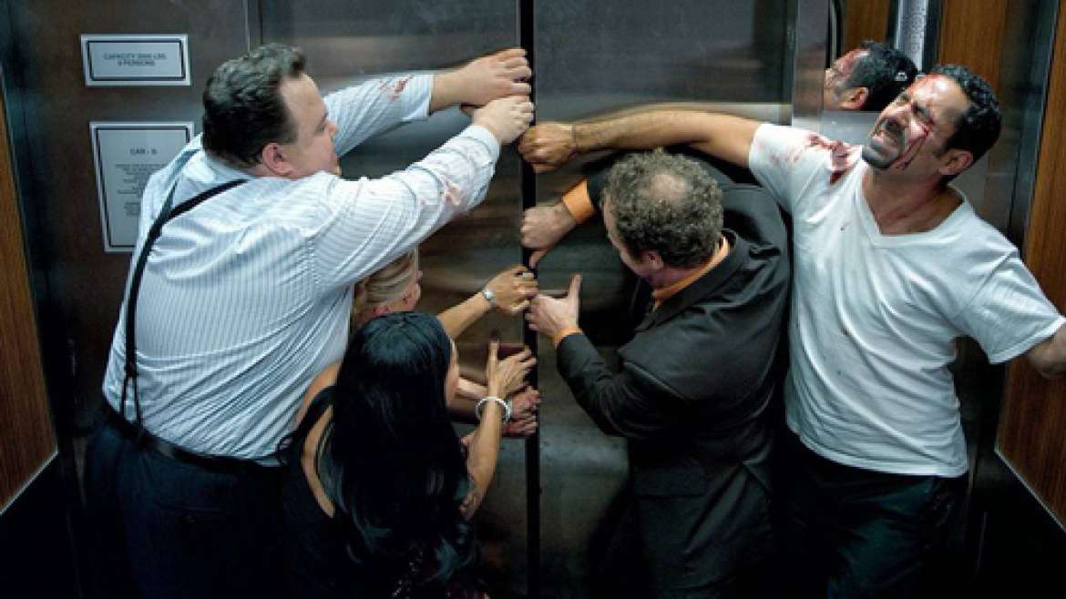 Không nên cố gắng tự thoát khỏi thang máy khi sự cố mất điện xảy ra