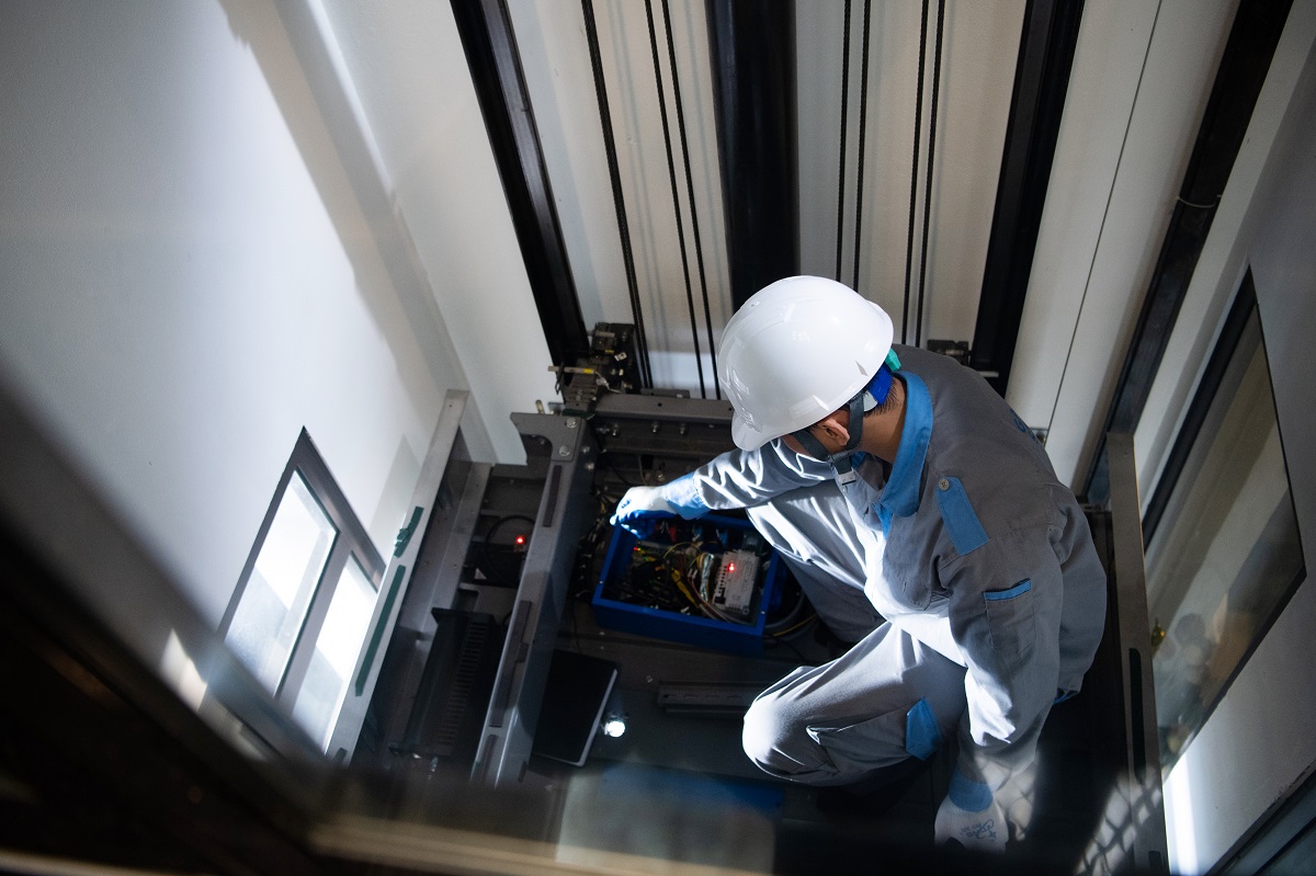 Đội ngũ thi công lắp đặt thang máy của Quang Minh Elevator giàu kinh nghiệm và chuyên nghiệp