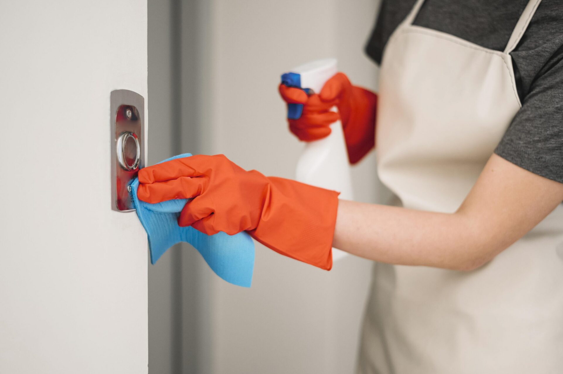 Vệ sinh nút bấm bằng khăn khô hoặc khăn ẩm để tránh nước chảy vào gây hư hỏng mạch điện tử