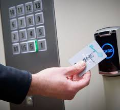 Sau khi quét thẻ, hệ thống sẽ hiện số tầng người dùng có quyền truy cập