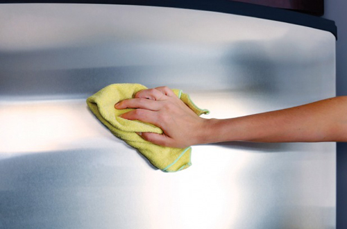 Sử dụng khăn mềm và ẩm để lau