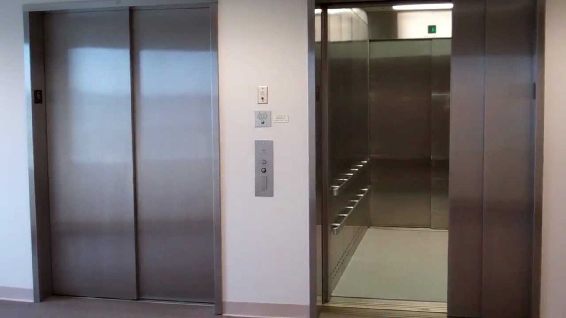 Thang máy cửa lùa 1 bên mang thiết kế đơn giản