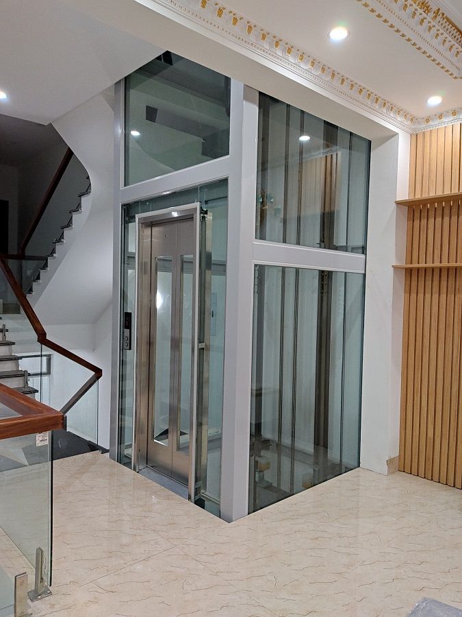 Thang máy kính luôn được trang bị các thiết bị hiện đại nhằm đảm bảo an toàn