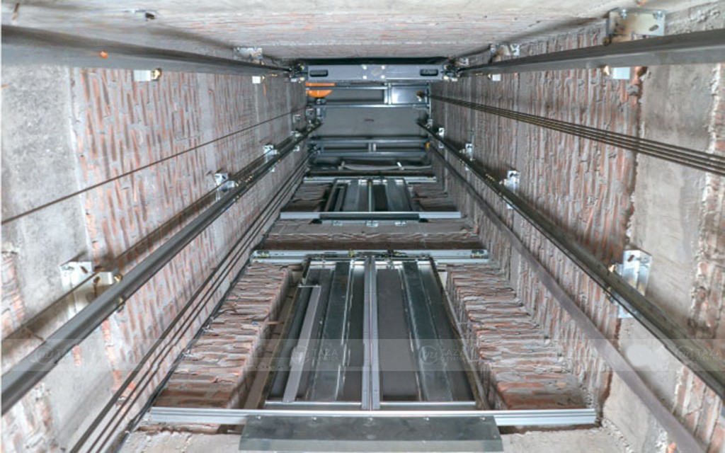 Hố thang máy tải hàng cột bê tông