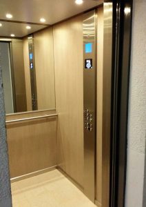 Gương trong thang máy